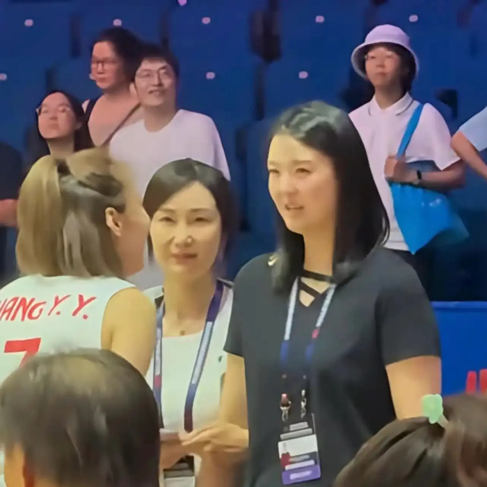 B体育官网-温柔落幕，向阳而生！张常宁现身世联赛，球迷暖心送祝福|中国女排|泰国女排|王媛媛|唐欣|女排_新浪体育_新浪新闻